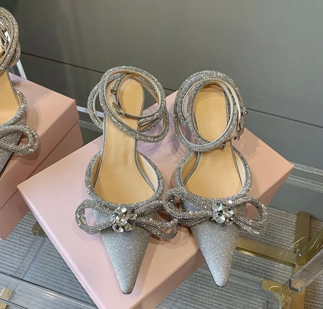 Tacones con lazo y pedrería
