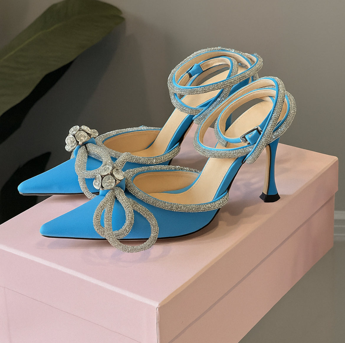 Tacones con lazo y pedrería