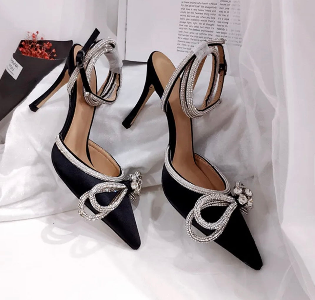 Tacones con lazo y pedrería