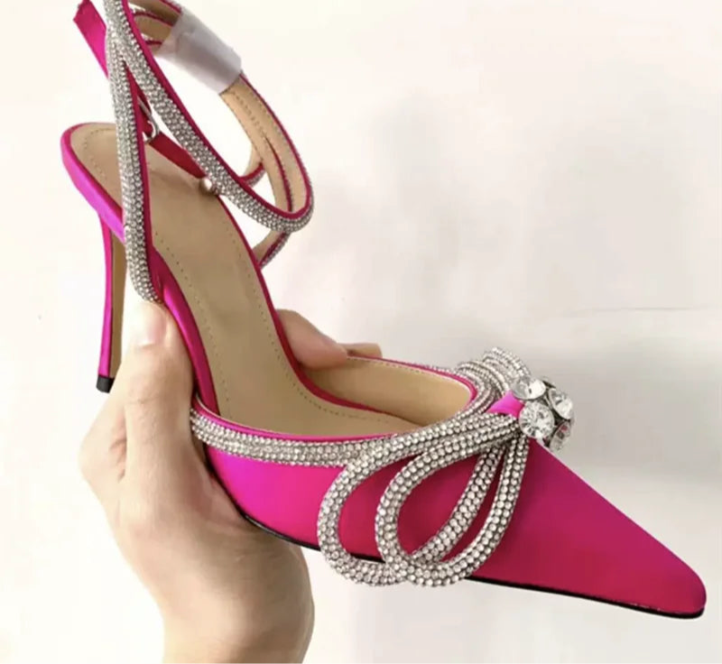 Tacones con lazo y pedrería