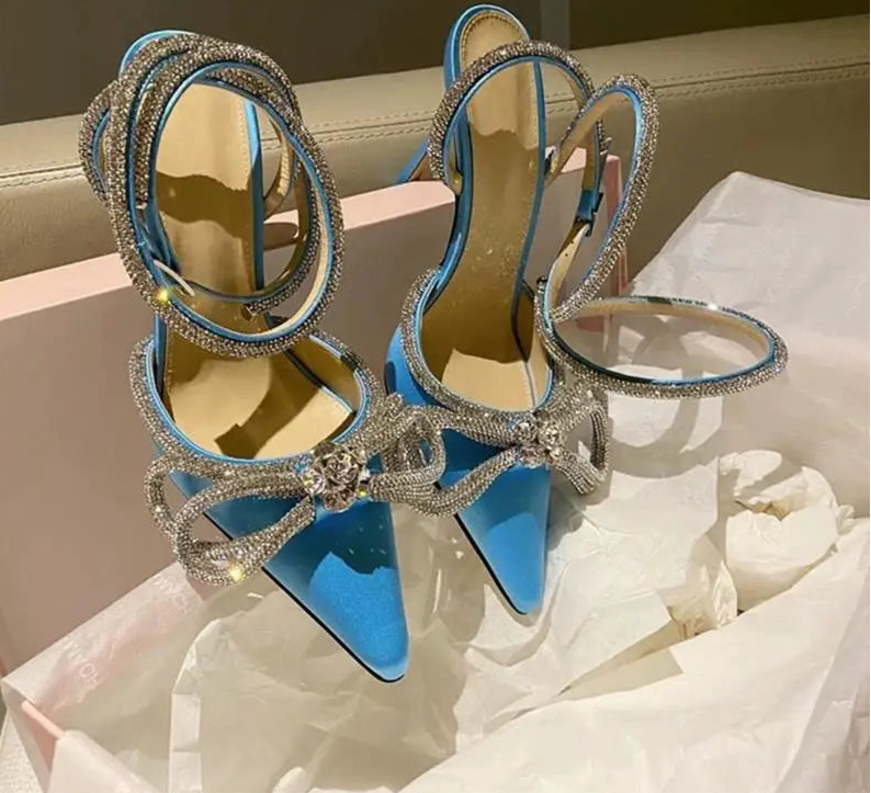 Tacones con lazo y pedrería