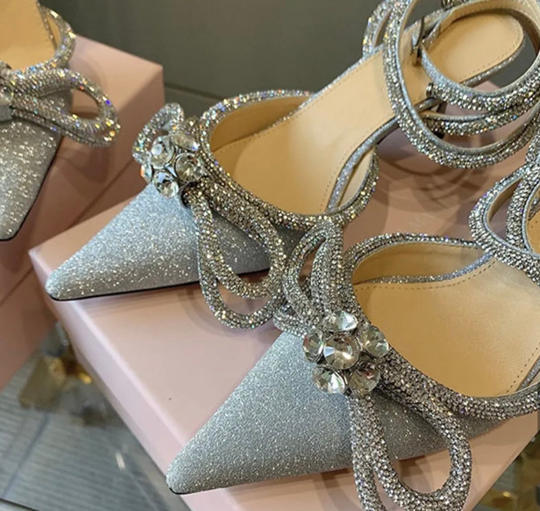Tacones con lazo y pedrería