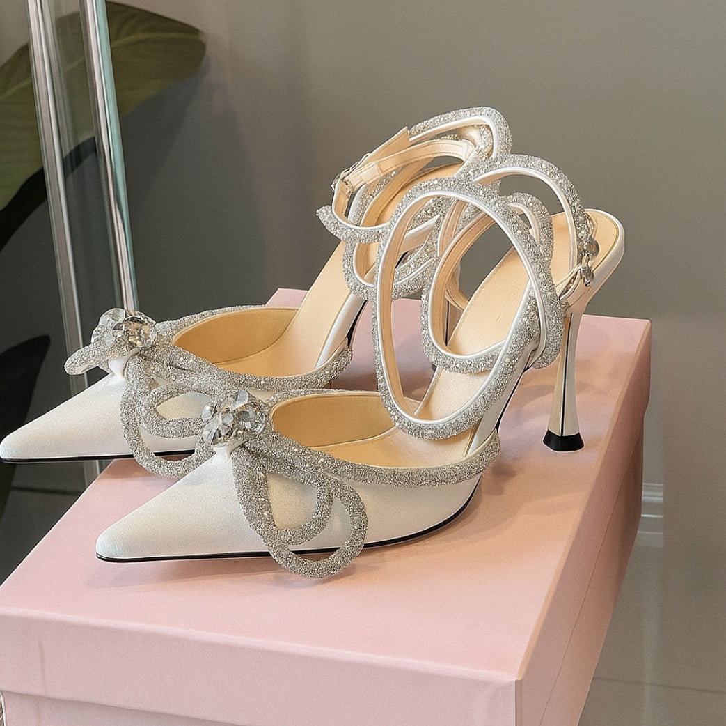 Tacones con lazo y pedrería